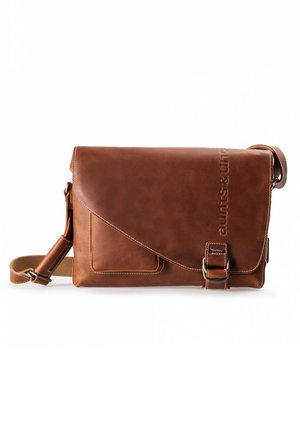 Braune Leder-Umhängetasche mit verstellbarem Riemen, vorderer Schnalle und geprägt "aunts & uncles" Branding auf der Klappe.