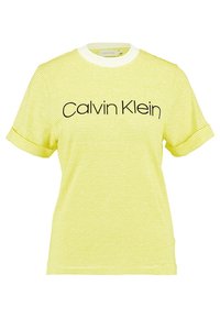 Žluté pruhované bavlněné tričko s krátkým rukávem a kulatým výstřihem. Uprostřed se nachází černé logo "Calvin Klein".
