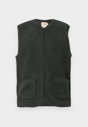 Mørk grå fleecevest med rund hals, glidelås foran og to frontlommer, med en teksturert overflate og kontrastkanter.