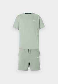 Set in cotone verde chiaro composto da due pezzi, includente una t-shirt a maniche corte e pantaloni corti con coulisse, entrambi con un piccolo dettaglio del logo.