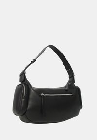 Sac à main en cuir noir de forme arrondie, avec une bandoulière réglable et deux poches zippées à l'avant. Texture lisse avec un matériel minimal.