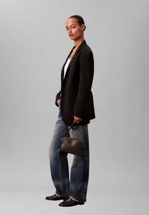 Calvin Klein EMBLEM ELONGATED CAMERA BAG - Torba preko tijela - black