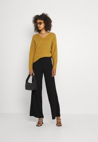 Vero Moda VMCREWLEFILE VNECK  - Camisola - chai tea melange