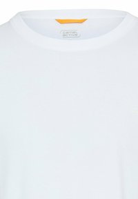 Weißes Rundhals-T-Shirt aus Baumwolle mit einem kleinen grauen Logo und einem kontrastierenden orangen Akzent am Rücken des Halsausschnitts.