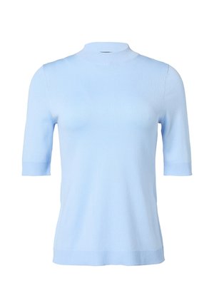Lichtblauwe kortmouwige gebreide top met een opstaande kraag. Glad textuur, slim fit en ribgebreide manchetten en zoom. Eenvoudig ontwerp zonder patronen.