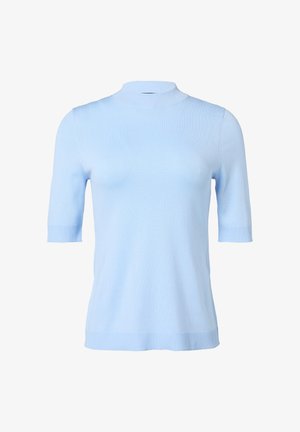 Haut tricot léger bleu clair à manches courtes avec un col montant. Texture lisse, coupe ajustée, et poignets et ourlet côtelés. Design simple sans motifs.