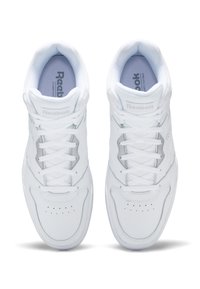 Białe buty sportowe z skórzaną cholewką, siateczkowymi akcentami, wyściełanym kołnierzem i perforowanym wzorem na palcach. Posiadają sznurowadła i srebrny detal z logo.