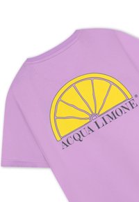Lila t-shirt med grafisk tryck av en gul citronskiva och texten "ACQUA LIMONE" nedanför. Mjuk bomullsMaterial med rund halsringning.