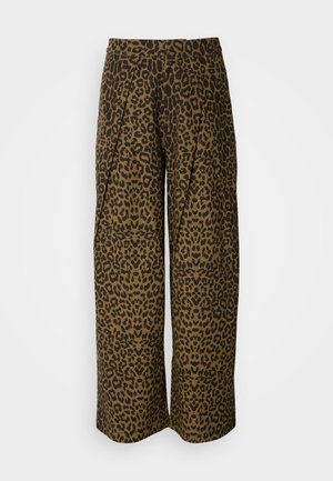 Pantaloni a gamba larga con stampa leopardata marrone e nera. Presentano una vita alta e un design plissettato. Tessuto morbido con una consistenza liscia.