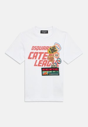 Tricou alb cu mâneci scurte, inscripție roșie "DSQUARED2 CATER LEAGUE" și patch-uri brodate colorate cu tematică de camping în față.