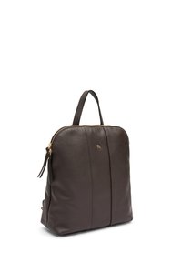 Bruine leren rugzak met een gestructureerd ontwerp, gouden hardware, bovenhandvat en ritssluiting. Heeft verticale naden voor extra detail.