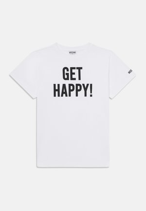 T-shirt branca de algodão com mangas curtas, apresentando uma impressãobold em preto "FIQUE FELIZ!" no centro e um pequeno logotipo na manga.