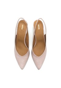 Tacchi slingback rosa con punta appuntita e finitura testurizzata, dotati di un sottopiede marrone liscio e sottili cinturini alla caviglia.