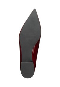Scarpa alta lucida rossa in pelle con punta affusolata, dotata di una suola in gomma nera testurizzata e logo del marchio impresso sul tacco.