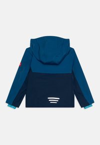Giacca impermeabile blu e navy con cappuccio, caratterizzata da accenti riflettenti e polsini azzurri. Texture liscia e design moderno con blocchi di colore.
