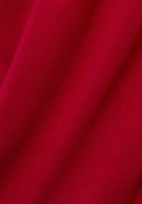 Tessuto di cotone rosso con una superficie liscia e una leggera elasticità, caratterizzato da un colore uniforme senza motivi o accenti notevoli.