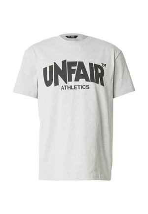 Lysegrå t-skjorte med korte ermer og fet svart tekst "UNFAIR" med mindre "ATHLETICS" skrevet under på forsiden.