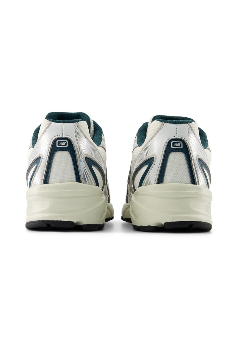 New Balance Sneaker in Weiß und Türkis mit strukturierter Oberseite, gepolsterter Sohle, kontrastierenden Akzenten und strapazierfähigen Gummiaußensohlen.