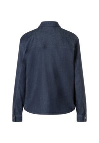 Dunkelblauses Denim-Hemd mit langen Ärmeln, Knopfmanschetten, gerader Jochnaht und klassischem Kragen, von hinten auf weißem Hintergrund gezeigt.