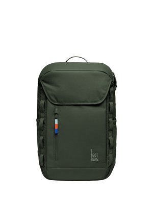 Mørkegrøn rektangulær rygsæk med frontlynlåslomme, flerfarvet lynlåstrækker, sidelommer, topgreb og "GOT BAG" logo på fronten.