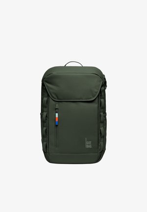Ciemnozielony prostokątny plecak z przednią kieszenią na zamek, wielokolorowym suwakiem, bocznymi paskami, górnym uchwytem i logo "GOT BAG" z przodu.