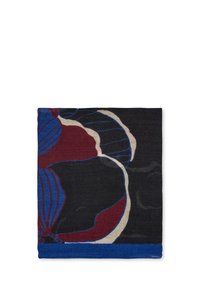 Manta con patrón floral en tonos negro, rojo y azul; hecha de una tela texturizada; presenta grandes flores con pétalos contorneados.