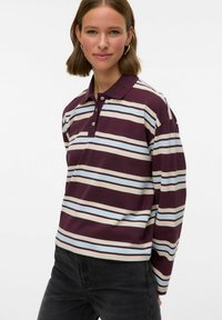 Bordeauxrood en crèmekleurig gestreept poloshirt met lange mouwen en een kraag, voorzien van een knoopsluiting en een losse pasvorm. Gemaakt van gestructureerde katoenen stof.