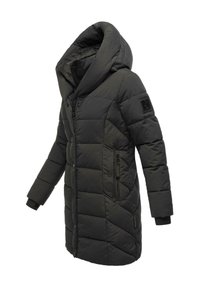 Schwarze Puffjacke mit großer Kapuze, Reißverschluss vorne und diagonaler Steppung. Verfügt über zwei seitliche Taschen mit Reißverschluss und ein Logo-Patch.