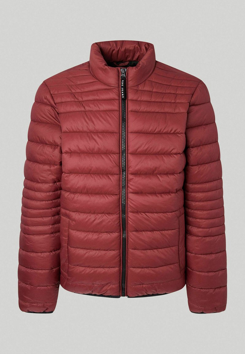 Czerwona kurtka puchowa z wysokim kołnierzem, pikowanym wzorem, zapięciem na zamek z przodu i elastycznymi mankietami. Gładka tekstura i lekki materiał.