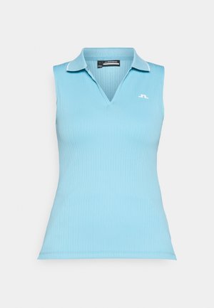Lyseblå ermeløs polo med krage, v-hals og ribbet tekstur, med en liten hvit logo på brystet.