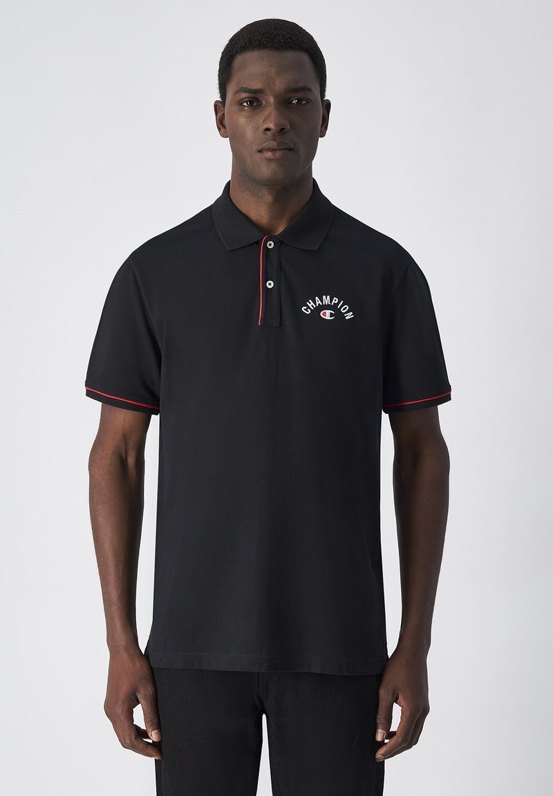 Zwarte poloshirt van katoen met een kraag, twee knopen, rode accentstiksels en een wit "Champion" logo op de borst.