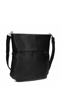 Bolsa de hombro de cuero negro con superficie texturizada, solapa plegable y herrajes plateados. Cuenta con una correa larga para llevarla al crossbody.