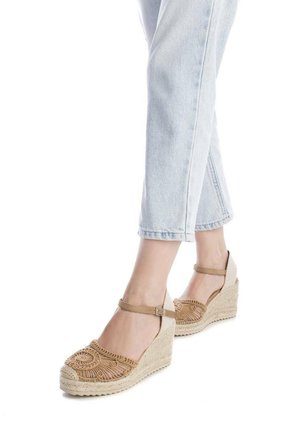 XTI, ZAPATO DE MUJER CON CUÑA - BEIGE - Zapatos de plataforma - marron