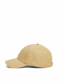 Cappello in cotone beige con visiera curva, sei pannelli e logo ricamato in rosso. Ha una fascia regolabile sul retro per una vestibilità ottimale.