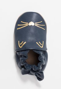 Pantofi din piele de culoare albastru închis, cu design în formă de față de pisică, prezentând mustăți aurii și o inimă. Deschidere cu volan elastic și accent de fundiță pe toc.