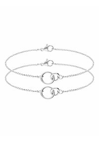 Zilveren kettingarmbanden met inelkaar grijpende cirkelvormige schakels en kreeftsluitingen, die een gepolijste afwerking en delicate schakels tonen.