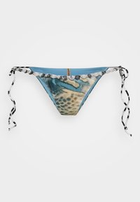 Bikini-underdel med blå, mønstret stoff som har skjellgrafikk. Pyntet med en rad perler og svart-hvitt stripete knytesider.