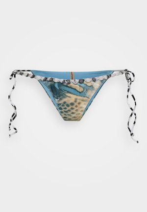 Bikini apakšda ar zilu, rakstainu audumu, kas rotāts ar gliemežvāku grafiku. Uzsvērta ar pērlīšu rindu un melnbaltām svītrām siksnām.