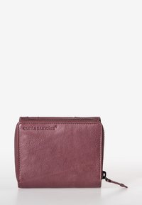 Portafoglio in pelle di colore rosa scuro con finitura testurizzata. Presenta una chiusura con zip e un logo impresso. Forma compatta e quadrata con cuciture in vista.
