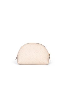 Neceser curvo en suave material beige con un sutil patrón de logo y cremallera dorada. Presenta una silueta redondeada y un acabado texturizado.