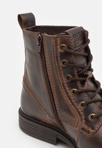 Jack & Jones JFWHOWARD - Botines con cordones - cognac