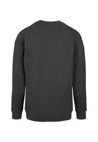 Siva dukserica napravljena od mekog materijala, s crew izrezom, dugim rukavima i rebrastim manžetama. Glatka tekstura bez vidljivih uzoraka.