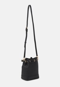 Czarna pleciona skórzana torba typu bucket z ustrukturyzowanym dnem, regulowanym paskiem, złotymi akcentami i oczkami. Teksturowana powierzchnia z gładkimi detalami.