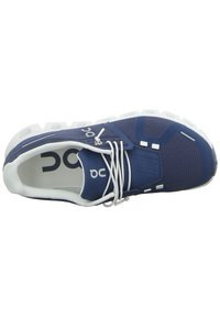 Marinefarbene Mesh-Sportschuh mit weißer Sohle. Verfügt über ein perforiertes Design, flache Schnürsenkel und ein Logo auf dem Obermaterial. Texturiert für Atmungsaktivität und Grip.