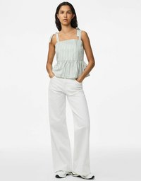 Top peplum a rayas en verde claro y blanco con escote cuadrado y tirantes con lazo, combinado con pantalones anchos blancos.