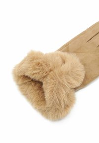 Guanto in suede nocciola con un ampio polsino in pelliccia fluffosa di colore marrone chiaro su uno sfondo bianco.