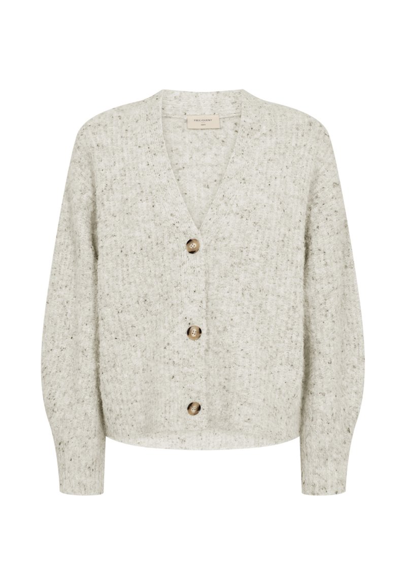 Lichtgrijze gebreide cardigan met V-hals, lange mouwen, drie grote bruine knopen en een zacht textuurstof.