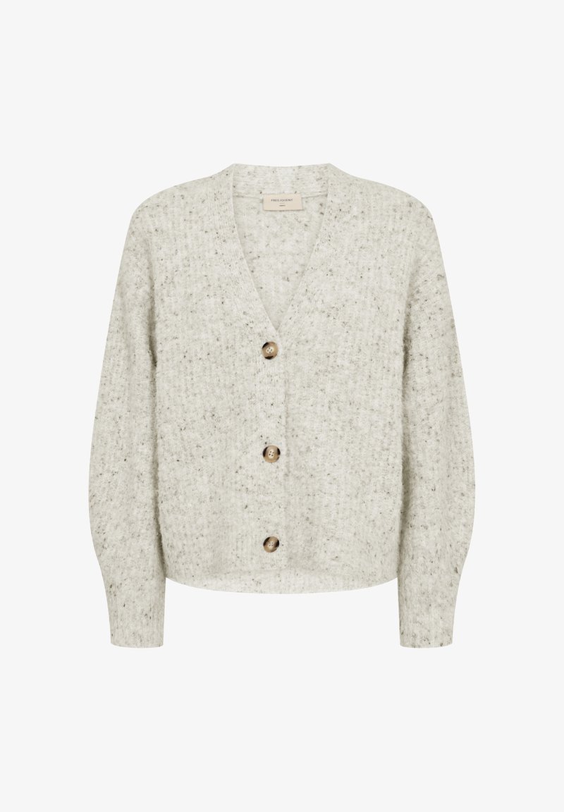 Lichtgrijze gebreide cardigan met V-hals, lange mouwen, drie grote bruine knopen en een zacht textuurstof.