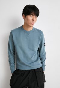 Calvin Klein Jeans BADGE CREW NECK - Felpa - goblin blue