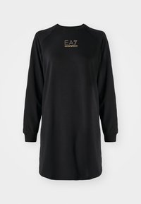 Svart langermet kjole med rund hals og strukturert strikkemateriale. Har "EA7 Emporio Armani" logo i gull på brystet.